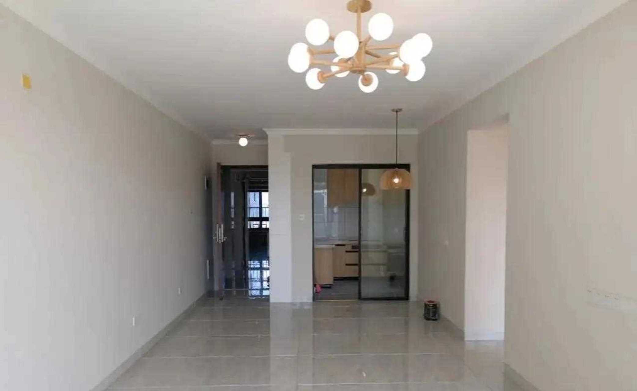 东莞万江尚峰温莎堡 现代简约风装修,无吊顶,背景墙只刷漆,客厅刷的