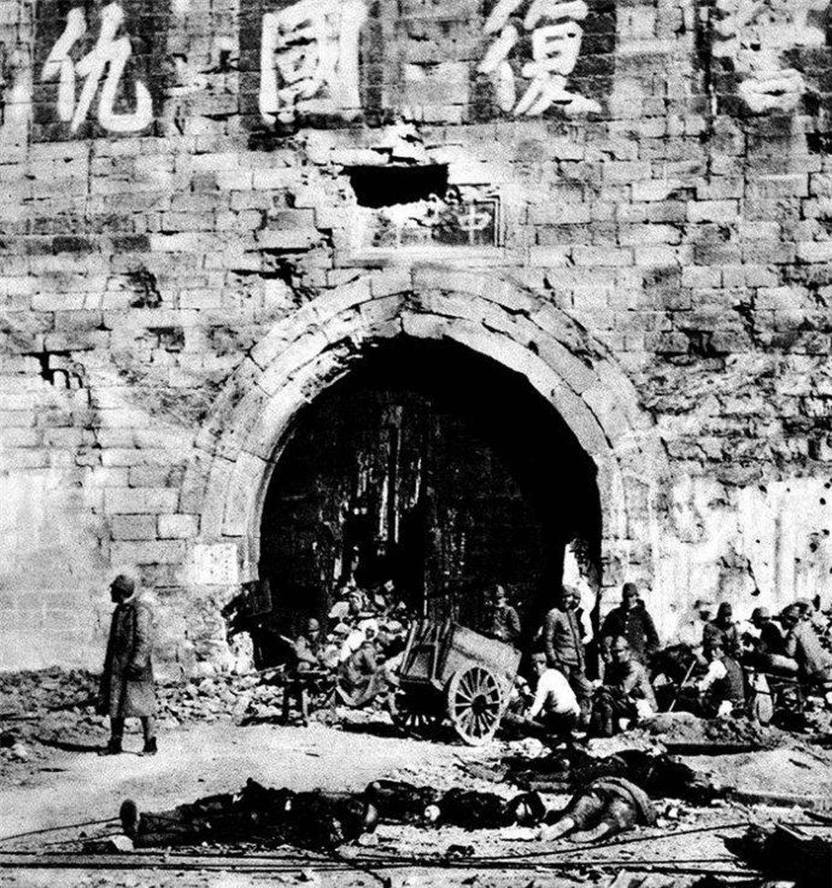 这是一张拍摄于1937年的南京中华门外的照片,当时的南京已经陷落.