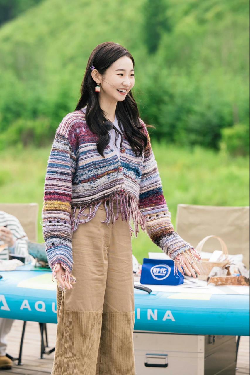 张艺凡这身好舒服初秋美拉德风get 张艺凡《现在就出发》穿搭 复古