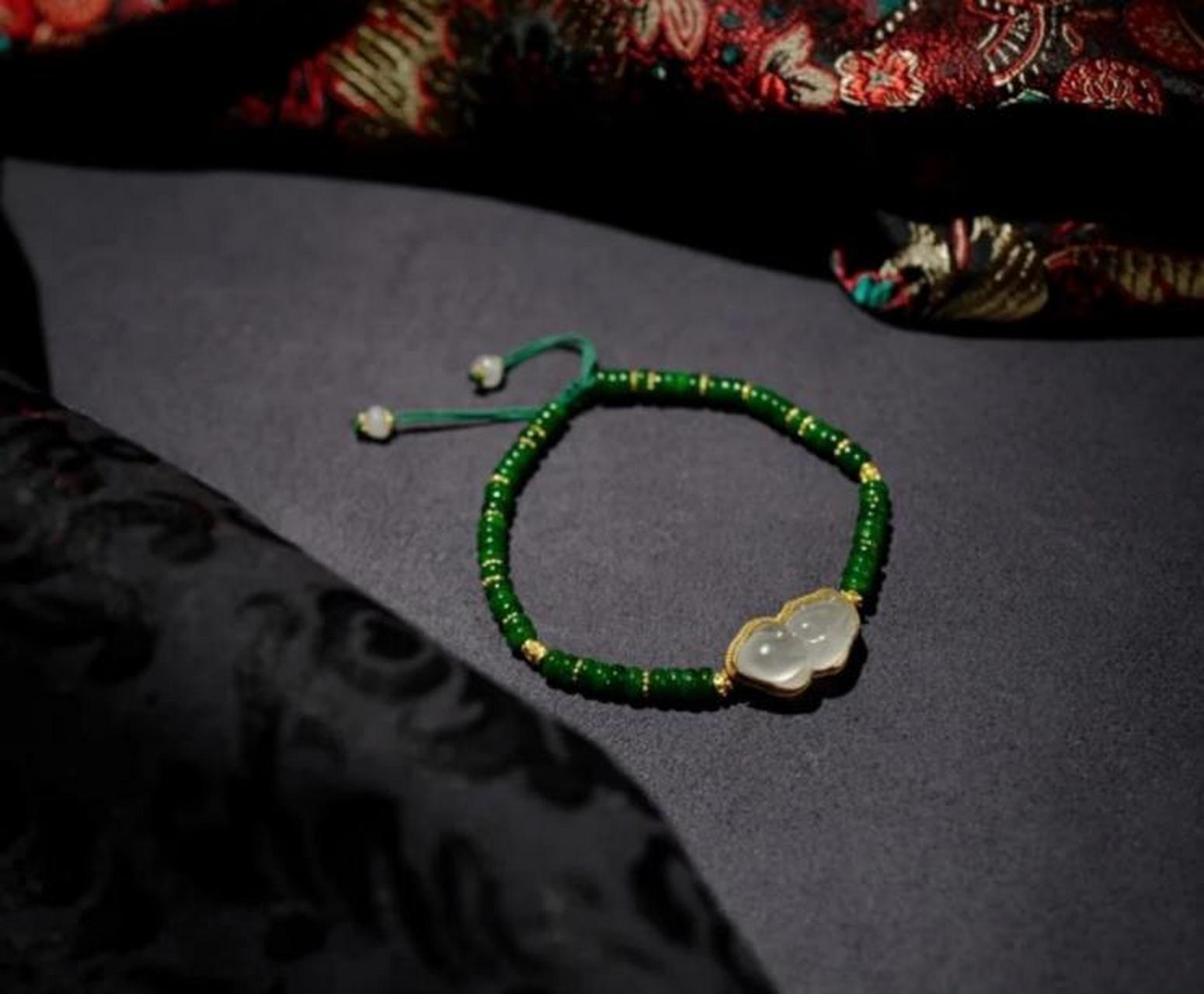 张大姐来找我挑选了三款翡翠首饰,张大姐说是给三个孩子定做的,她说