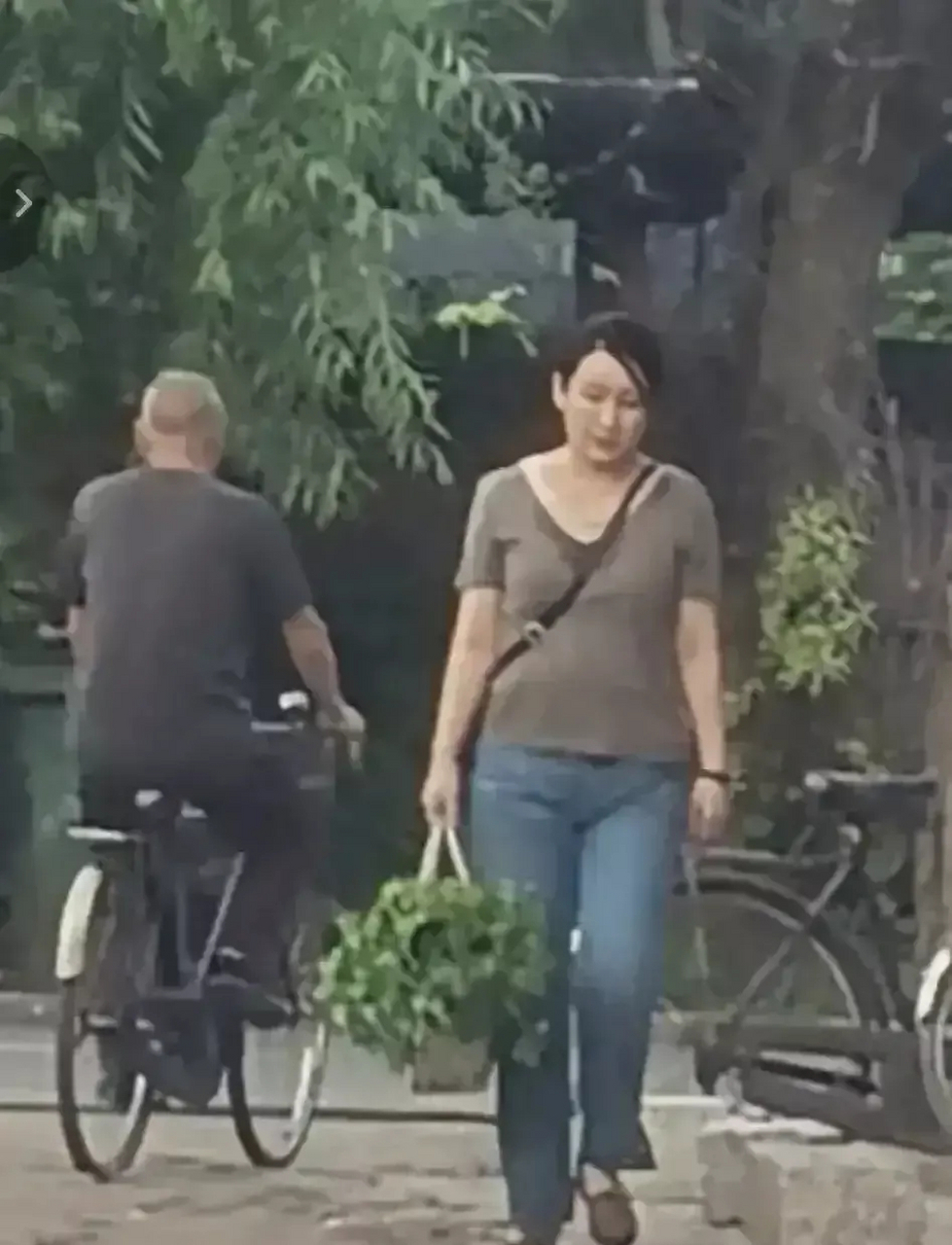 水桶腰,大象腿,看起来有200斤!