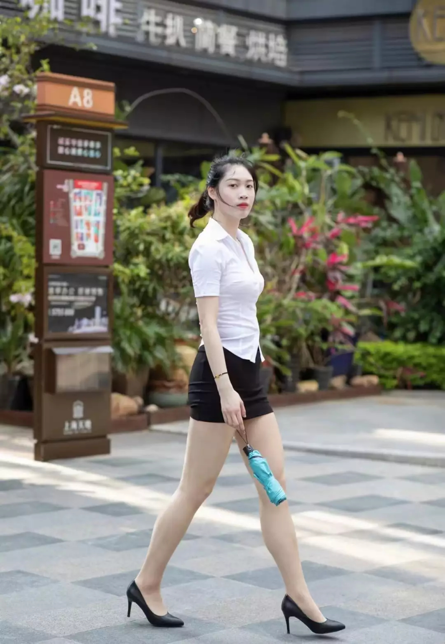 职业装小姐姐,白衬衫配短裙秀迷人身材,凸显职场精英范