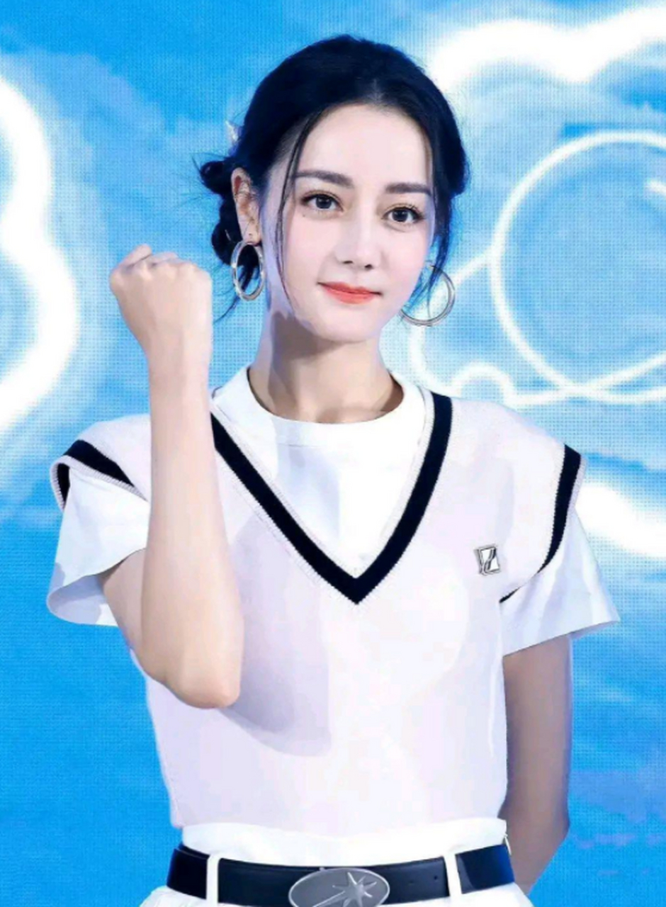 迪丽热巴,杨紫,周冬雨,三位90花同一天营业照,都是同年的,状态都很不