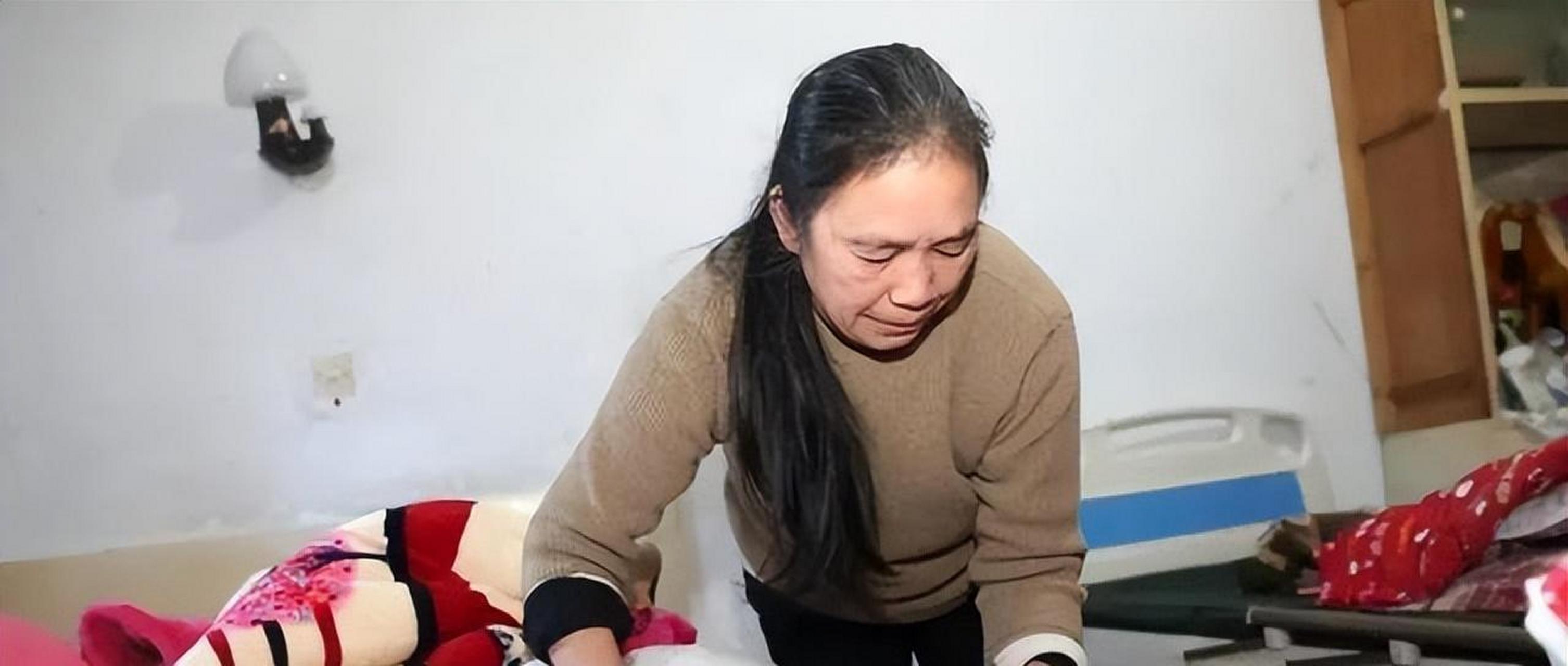 陪床保姆,是一种服务型职业,他们在老人病危,需要更多照顾的时候,会去