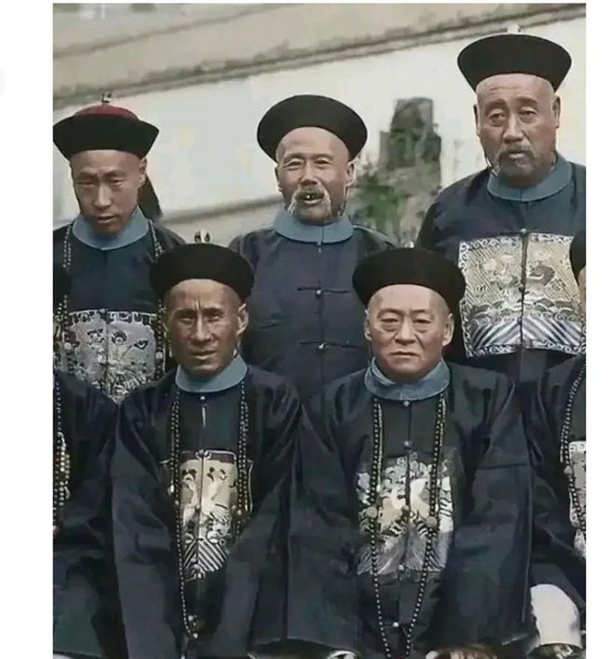 这是一张真实的大清官员的合影,这些官员大多数年纪都很大,长得很普通
