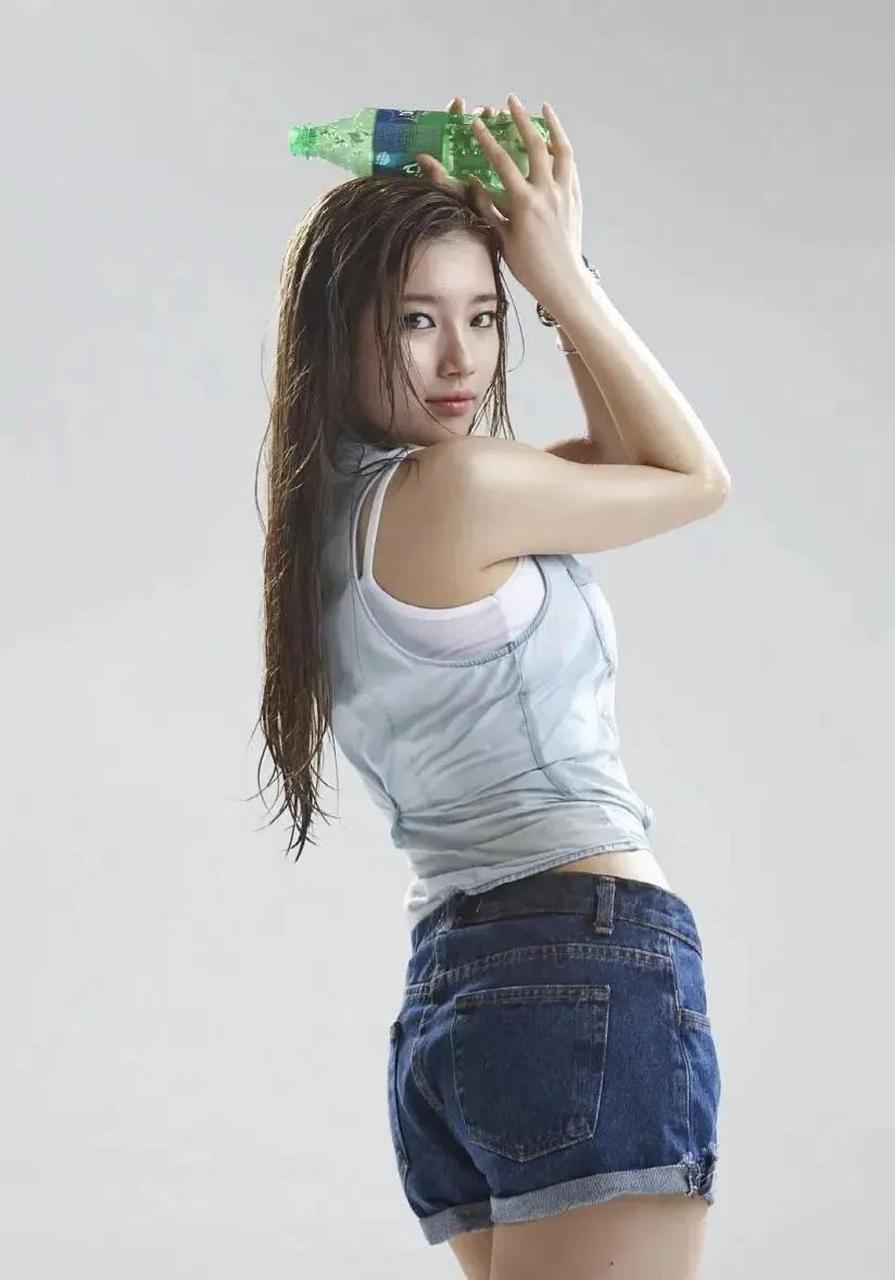 裴秀智紧身牛仔裤完美地展现出自己婀娜多姿的身材