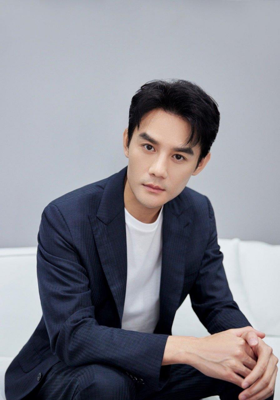 王凯车展生图#@王凯kkw 举手投足间都充满了魅力,声音依旧磁性有赐父