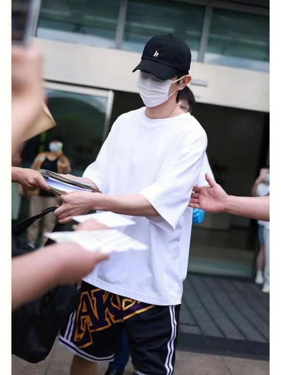 邓伦# 带助理现身机场,被曝7月将在横店开见面会,粉丝揭露真相