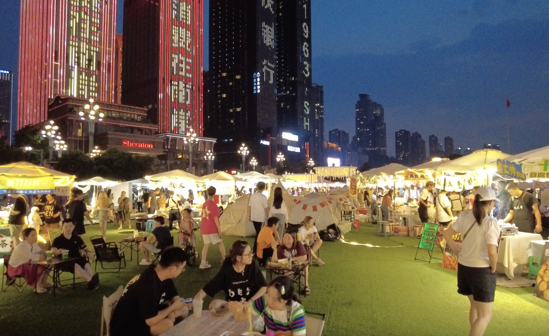 位于重庆南岸区南滨路海棠广场的夜市真的太好玩了,还是个美食的天堂