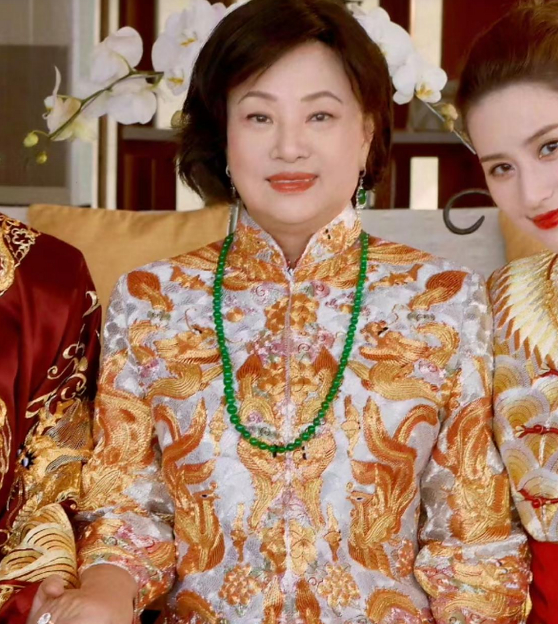 赌王三太陈婉珍脖子戴着一串长长的翡翠珠链,看这浓郁的绿,简直就是