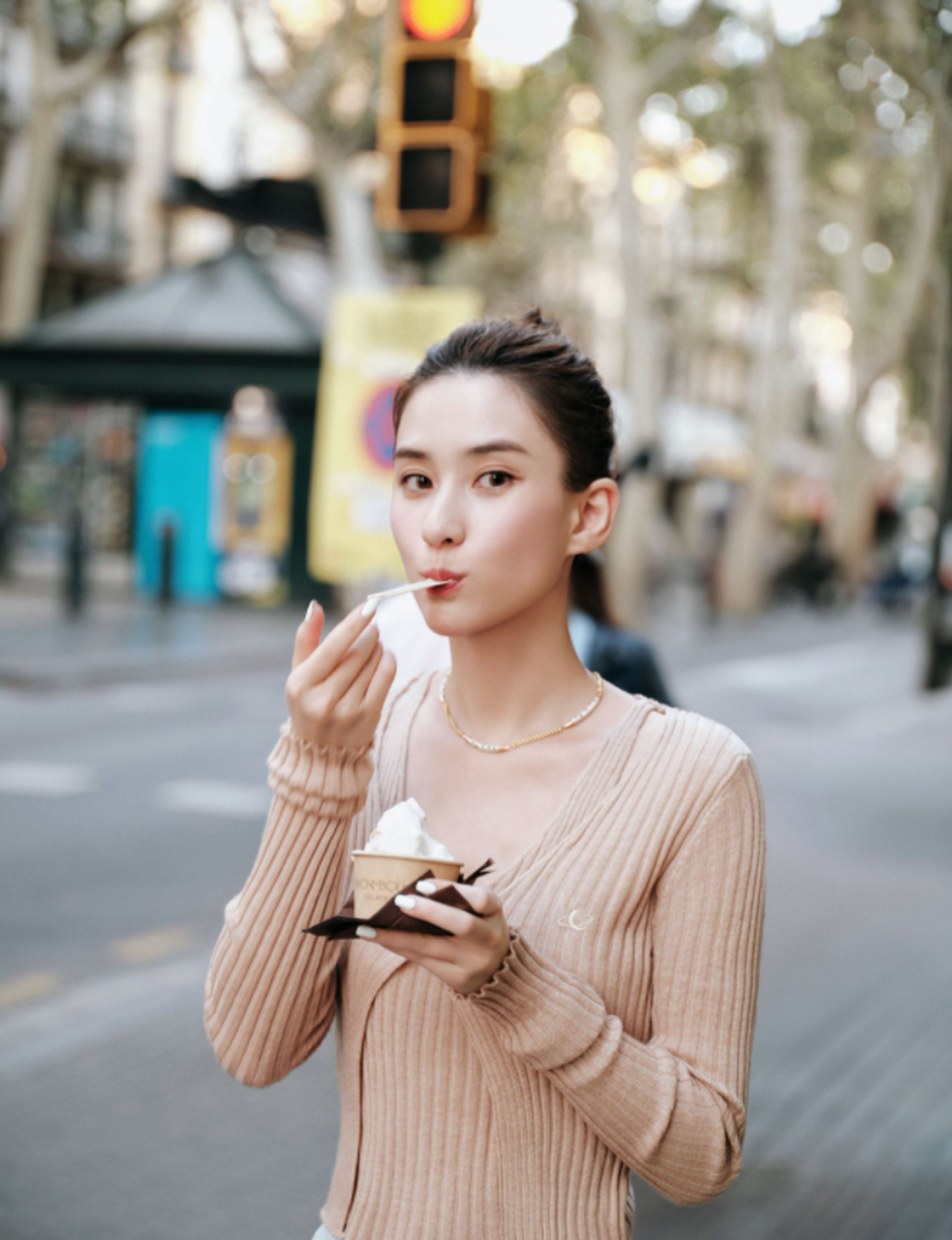 何超莲晒自拍照,身材苗条四肢纤细,怀孕传闻不攻自破