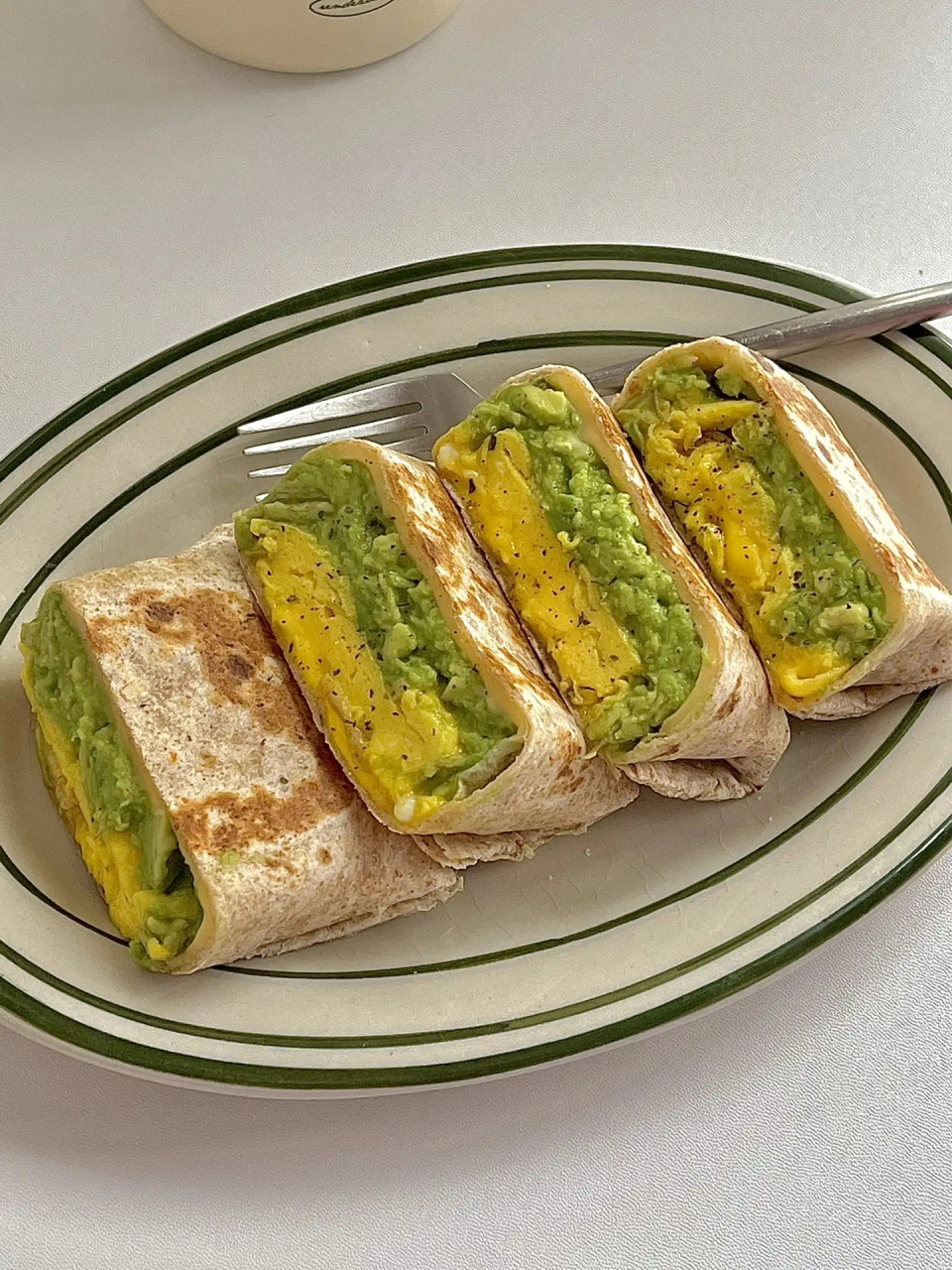 懒人早餐芝士牛油果滑蛋全麦卷饼  食材:两张全麦饼皮,两个鸡蛋,牛奶