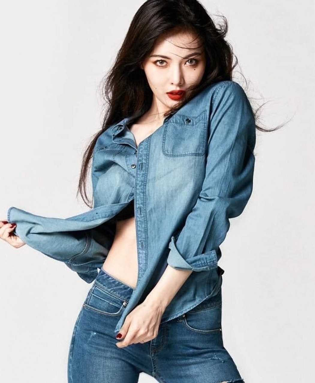 热情火辣的#金泫雅# 身穿紧身牛仔裤,修长美腿,勾人魂魄,性感妖娆的