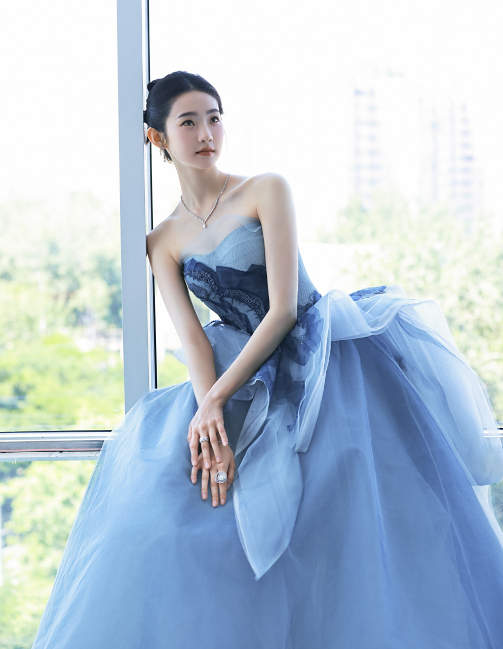 张艺凡 怡然自在,描绘不凡诗意, 张艺凡蓝色抹胸长裙造型, 肩颈线条