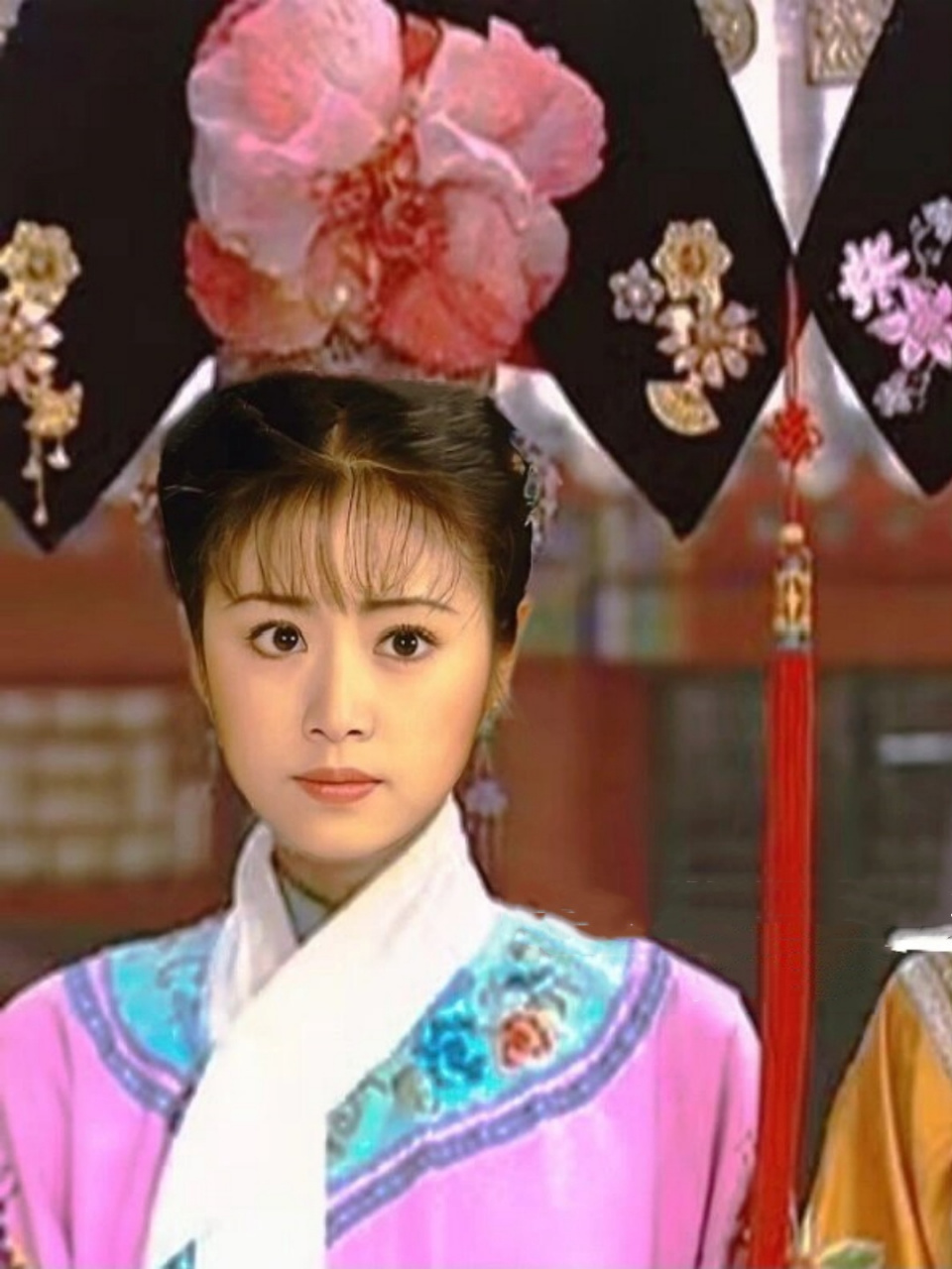 这么丑的旗头忽然还挺好看原来关键是人  尽管有人认为《还珠格格》第