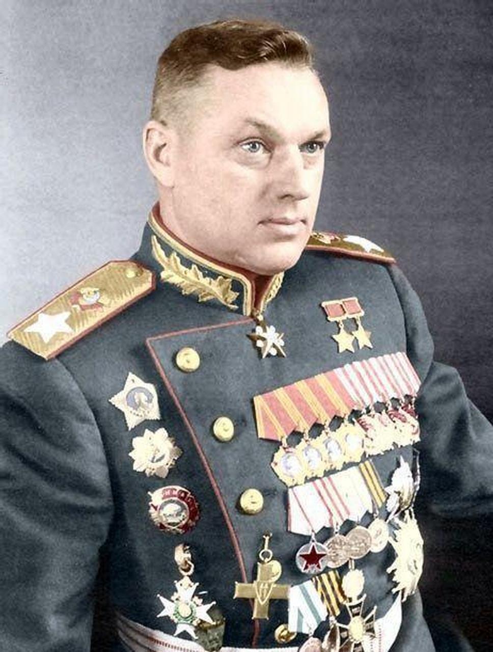 苏联元帅罗科索夫斯基,战功赫赫,身材颀长,相貌俊朗,所以女人缘特别好