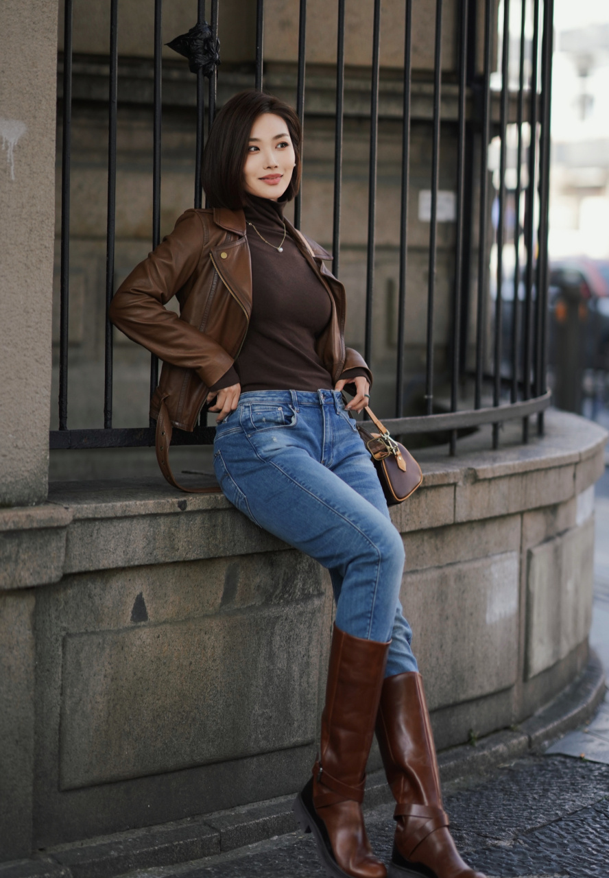 杭州健身女网红的时尚街拍! 小皮衣,牛仔裤,长筒靴,美不胜收