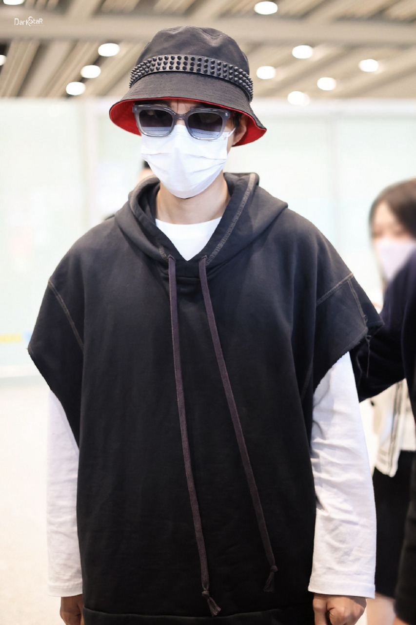 铆钉渔夫帽搭配宽松帽衫上衣,带着黑戒指的手举起来的那一刻,好酷啊!