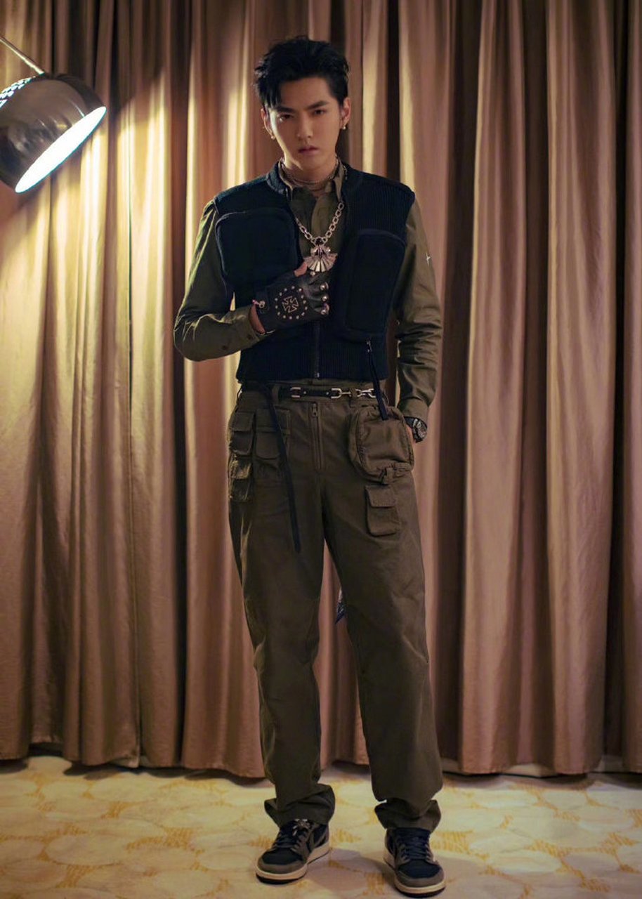 吃瓜爆料看这里#吴亦凡剪短发,军绿工装造型好撩,酷帅十足!