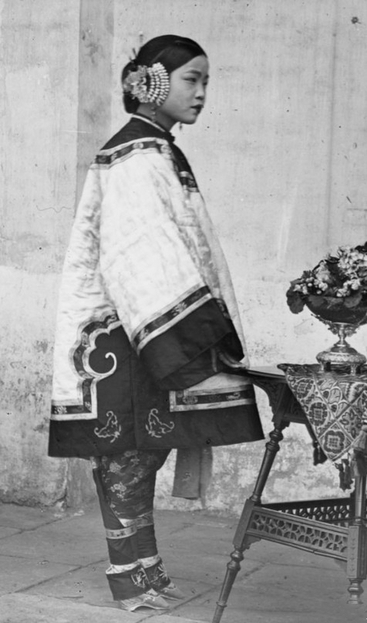 1900年左右的天津贵妇,这才是真正的三寸金莲.