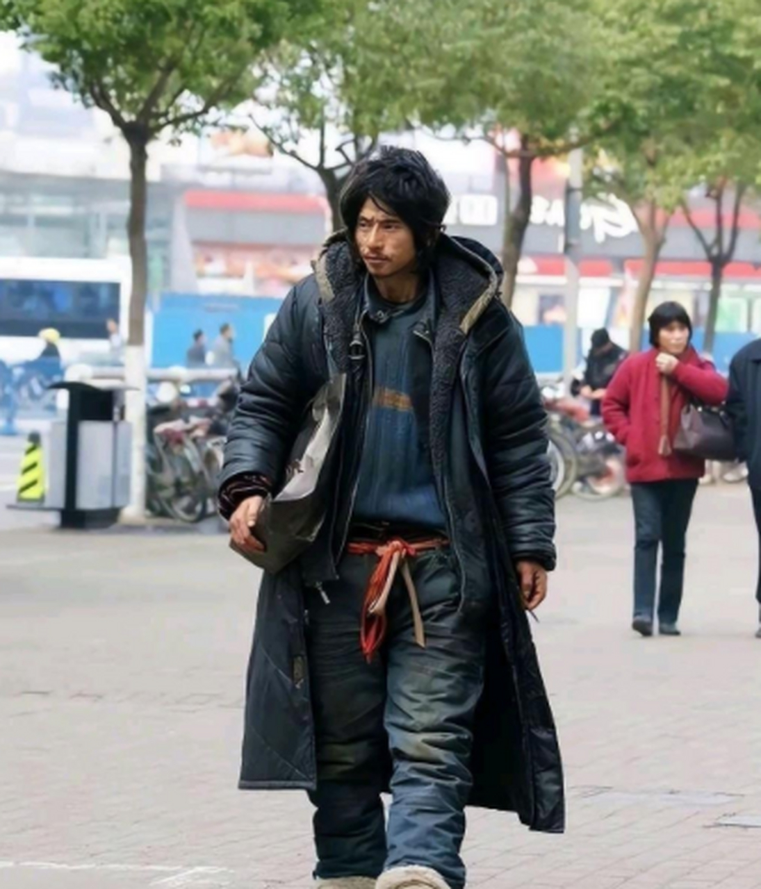 有没有发现,几乎所有的乞丐头发都非常茂盛,你见过秃顶的乞丐吗?