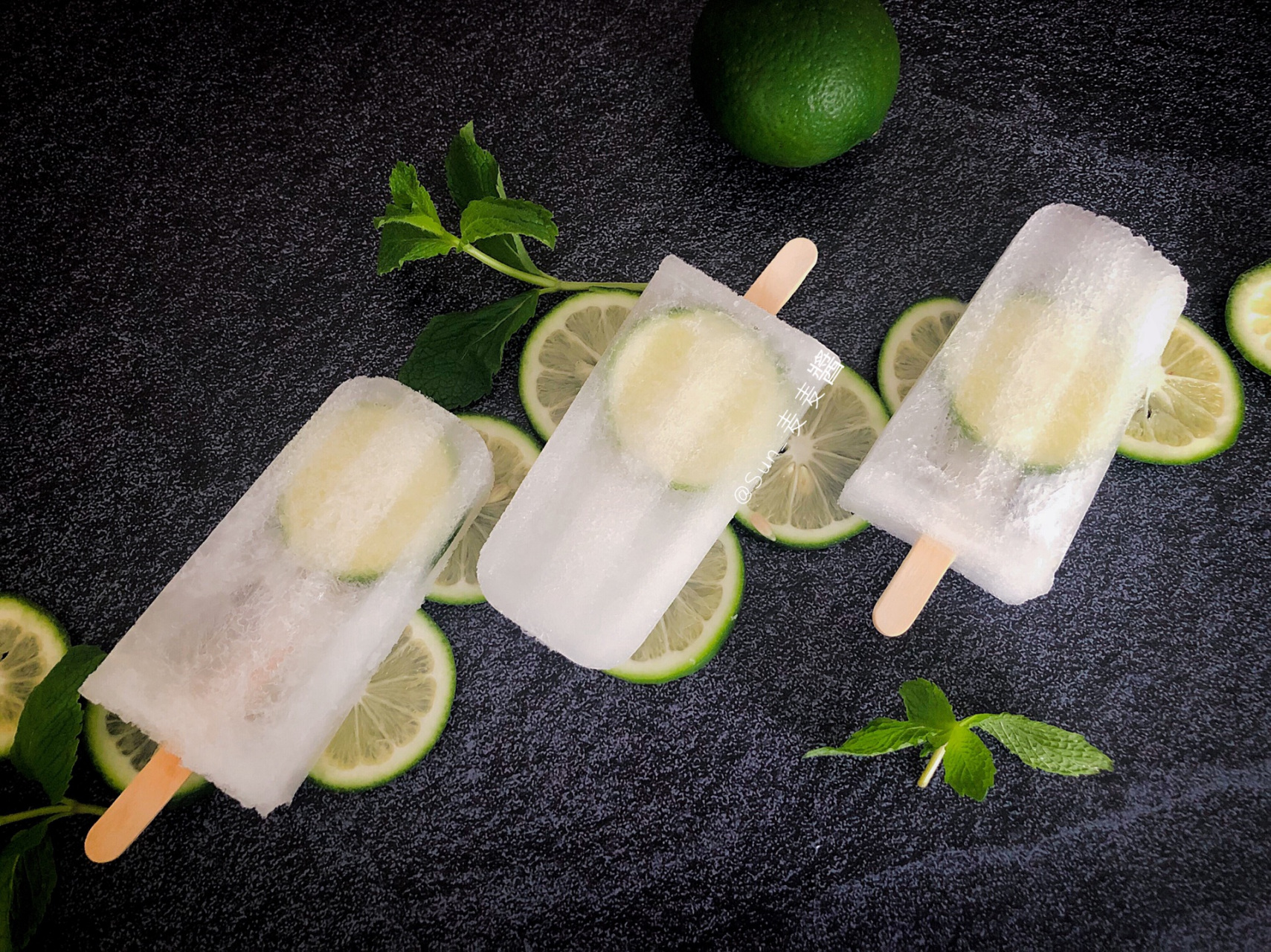 每个雪糕木剧中放入1片青柠片 ---- ··步骤3·· 倒入雪碧