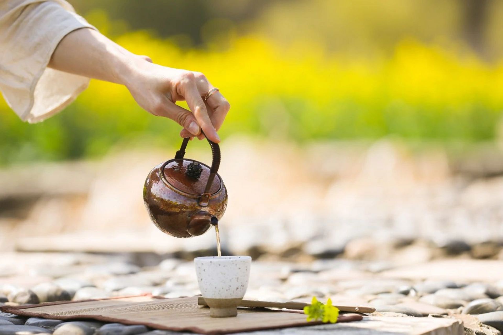 3.在户外喝茶,由于空间的开阔,更容易让人放松.