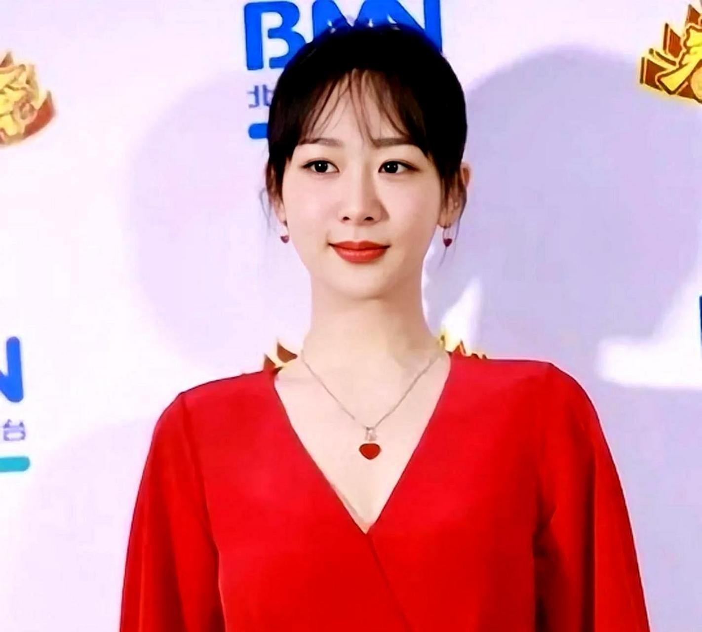 我认为杨紫的头像属于那种一看就很普通,但长时间观察会发现其魅力的