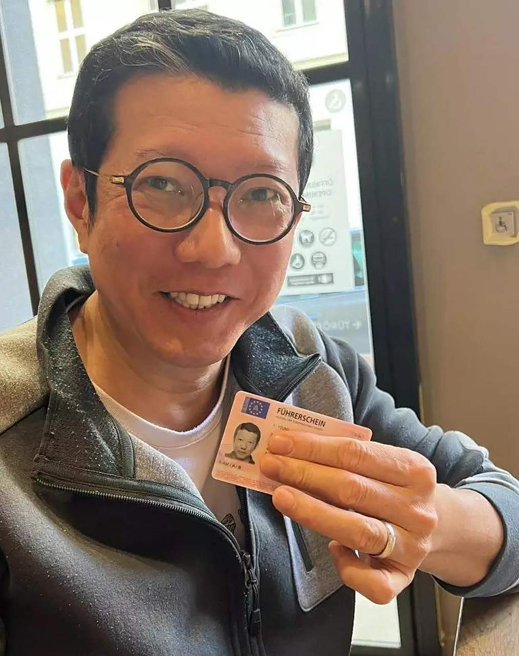 tvb前艺人杨英伟移居奥地利成功,再拎3年居留证,20万买商旅车方便将来