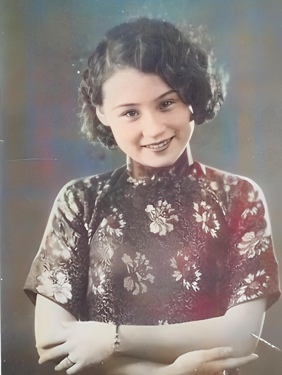 1937年,影星陈艳艳到闺蜜童月娟家做客.