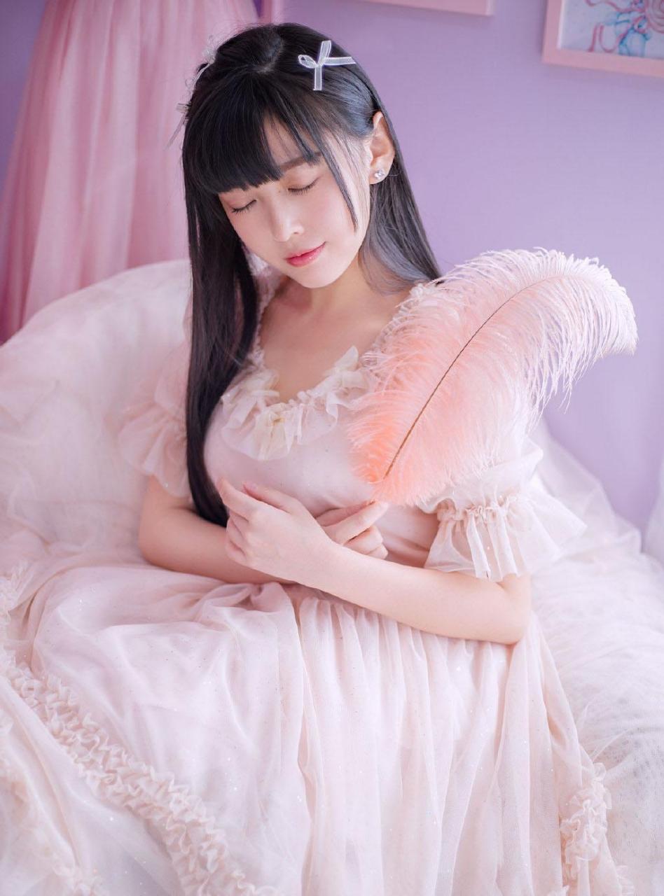 可爱萝莉美女粉裙甜美写真