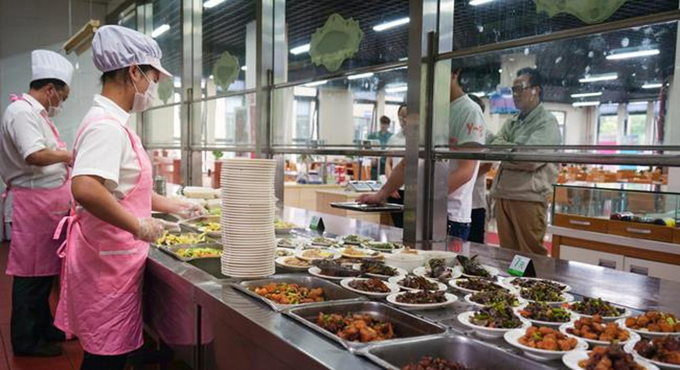 网友晒机关单位食堂1元自助餐,没想到看完后只感到愤怒!