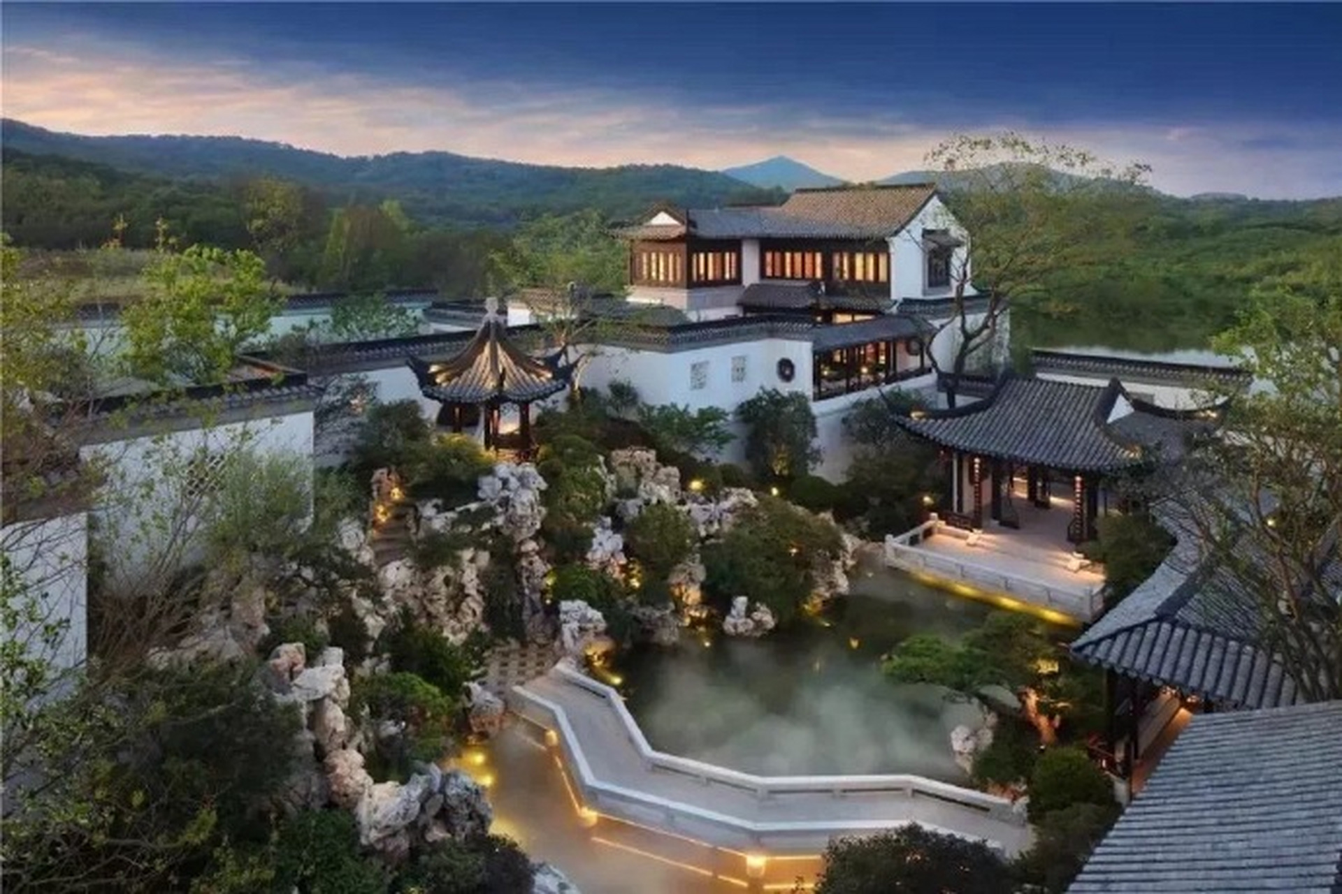 融创苏州桃花源位于苏州城市中心金鸡湖,独墅湖"双湖"岛屿之上,是一座