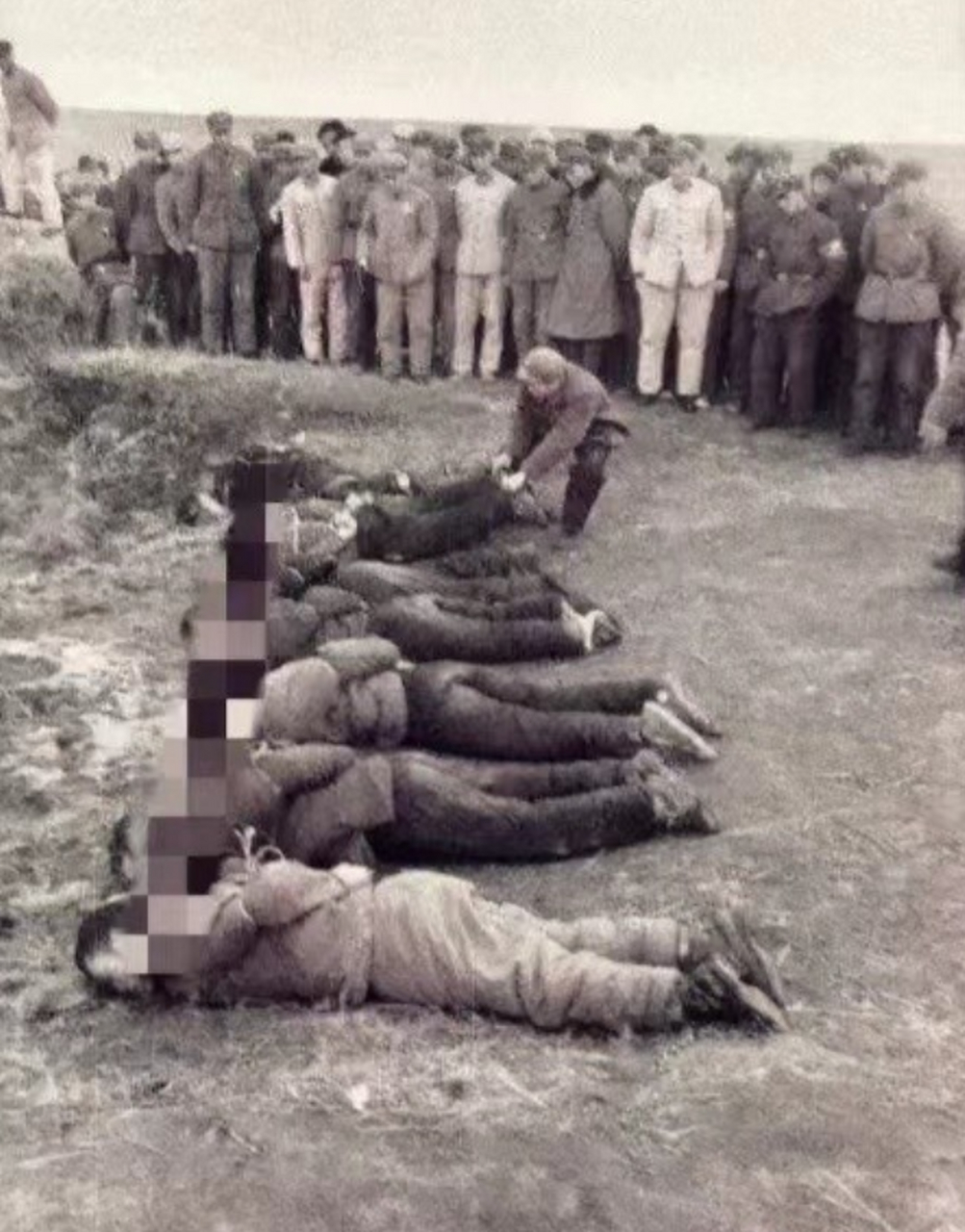 60年代,集体枪毙犯人的现场,当时和现在的情况不同的是,当时是允许