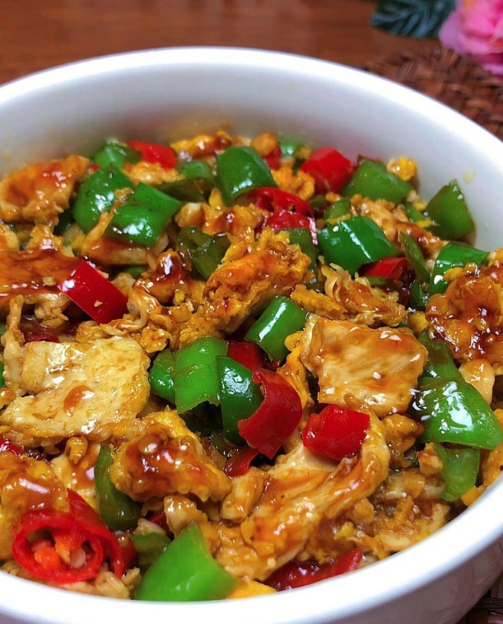 食材:鸡蛋,高安椒,小米辣,蒜 做法:1小米辣和青椒分别切碎备用,尤热