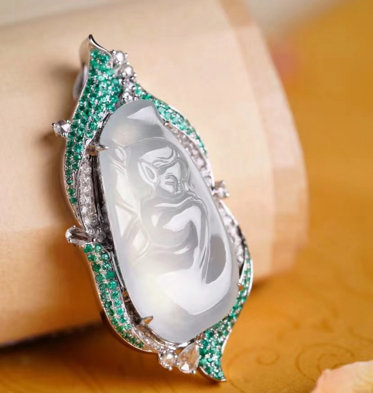 翡翠挂件# #点击头像看直播# 翡翠花仙子吊坠,小巧灵动俏皮 ,宛若