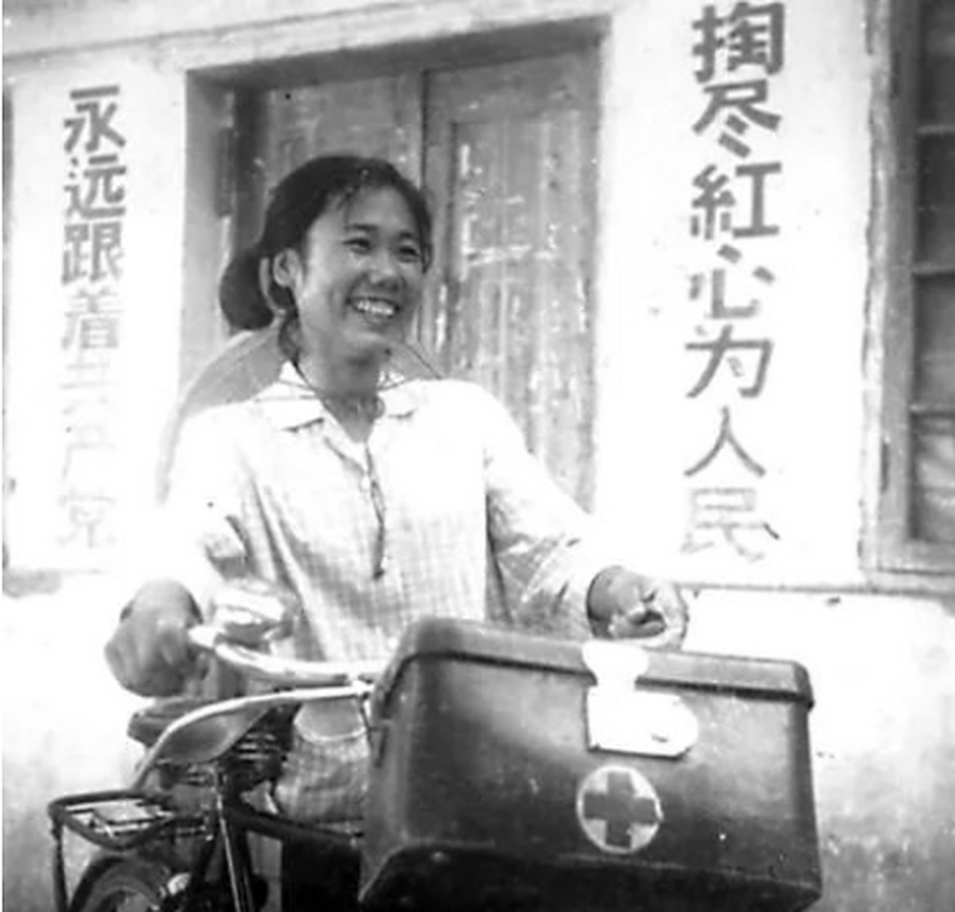 上世纪70年代西南偏僻的小山村里赤脚医生正在给一位老人腿部扎针.