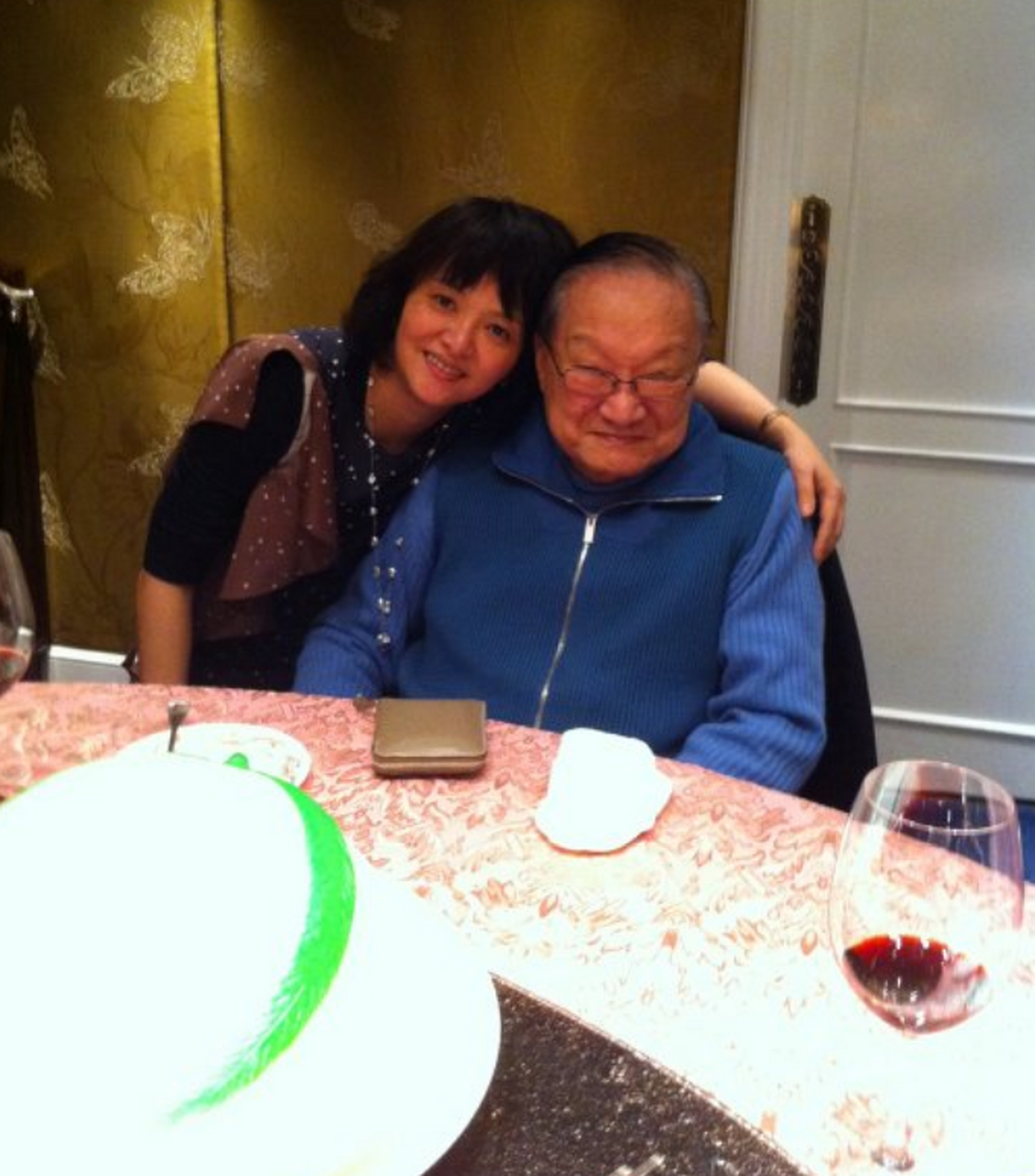 1976年,52岁的金庸爱上16岁的林乐怡,他不顾子女反对,坚决要和妻子