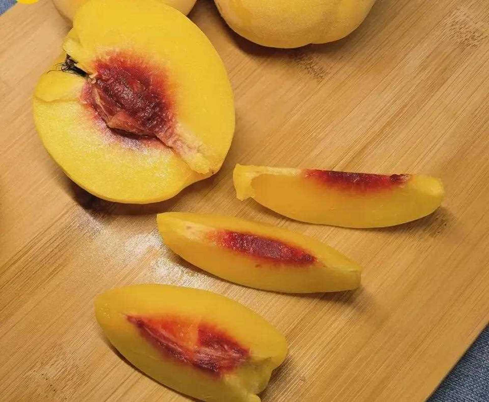 这款黄桃可以脆软两吃,我喜欢吃脆的,我家先生喜欢吃软的,刚好满足