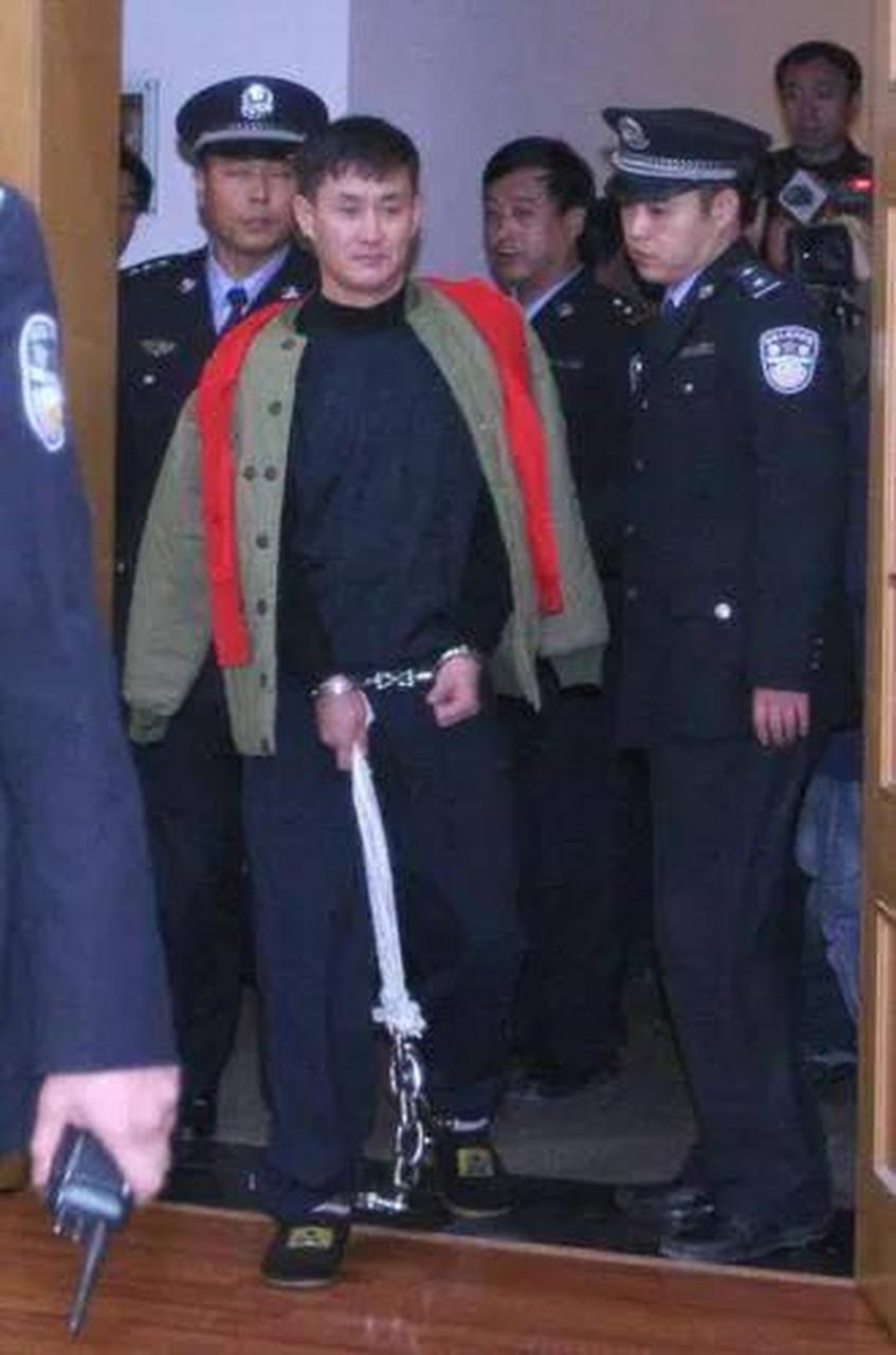 2006年,鸡西市的"东北悍匪"张显光在庭审中出现,他