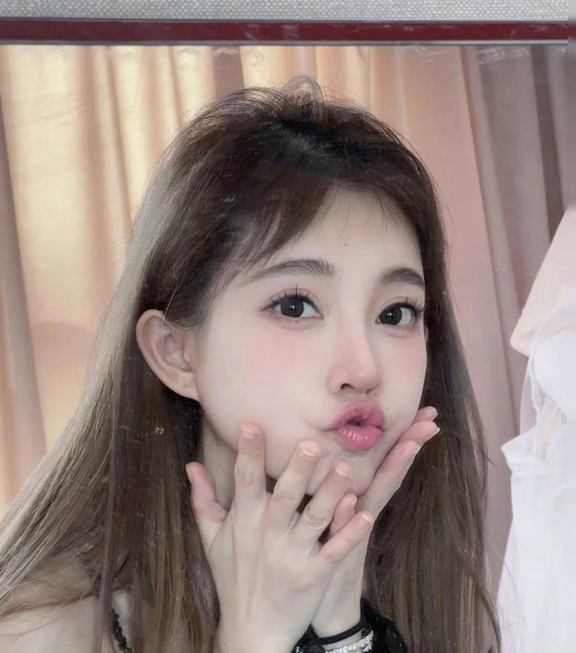 冯提莫晒自拍表情搞怪,努力扮可爱营业模样俏皮.