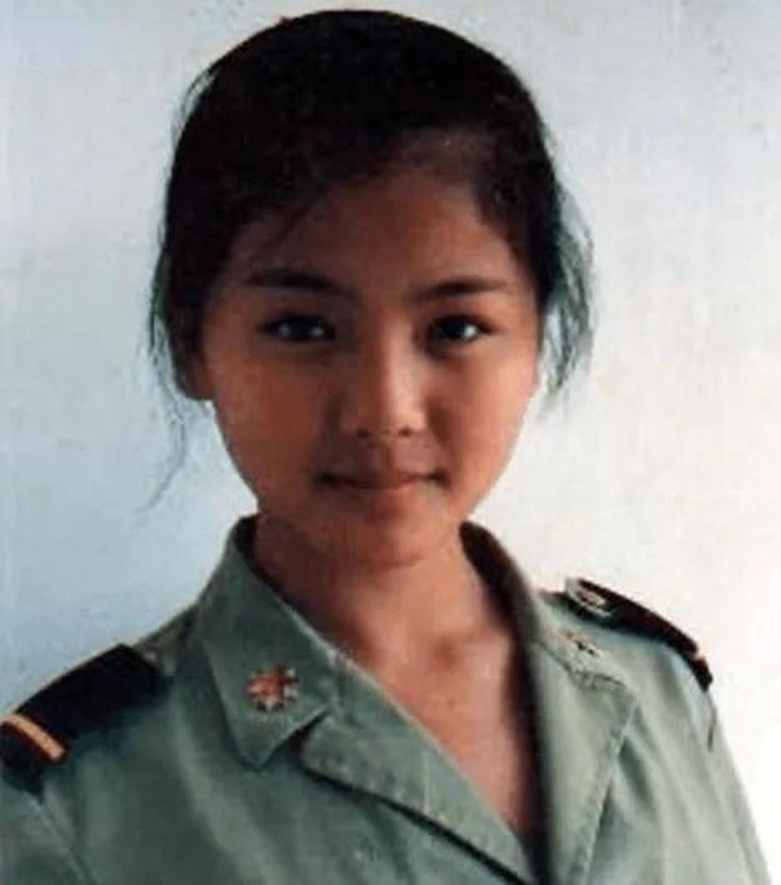 刘涛,一个才16岁的少女,在1994年南京的一张军装照中展现出了她的青涩