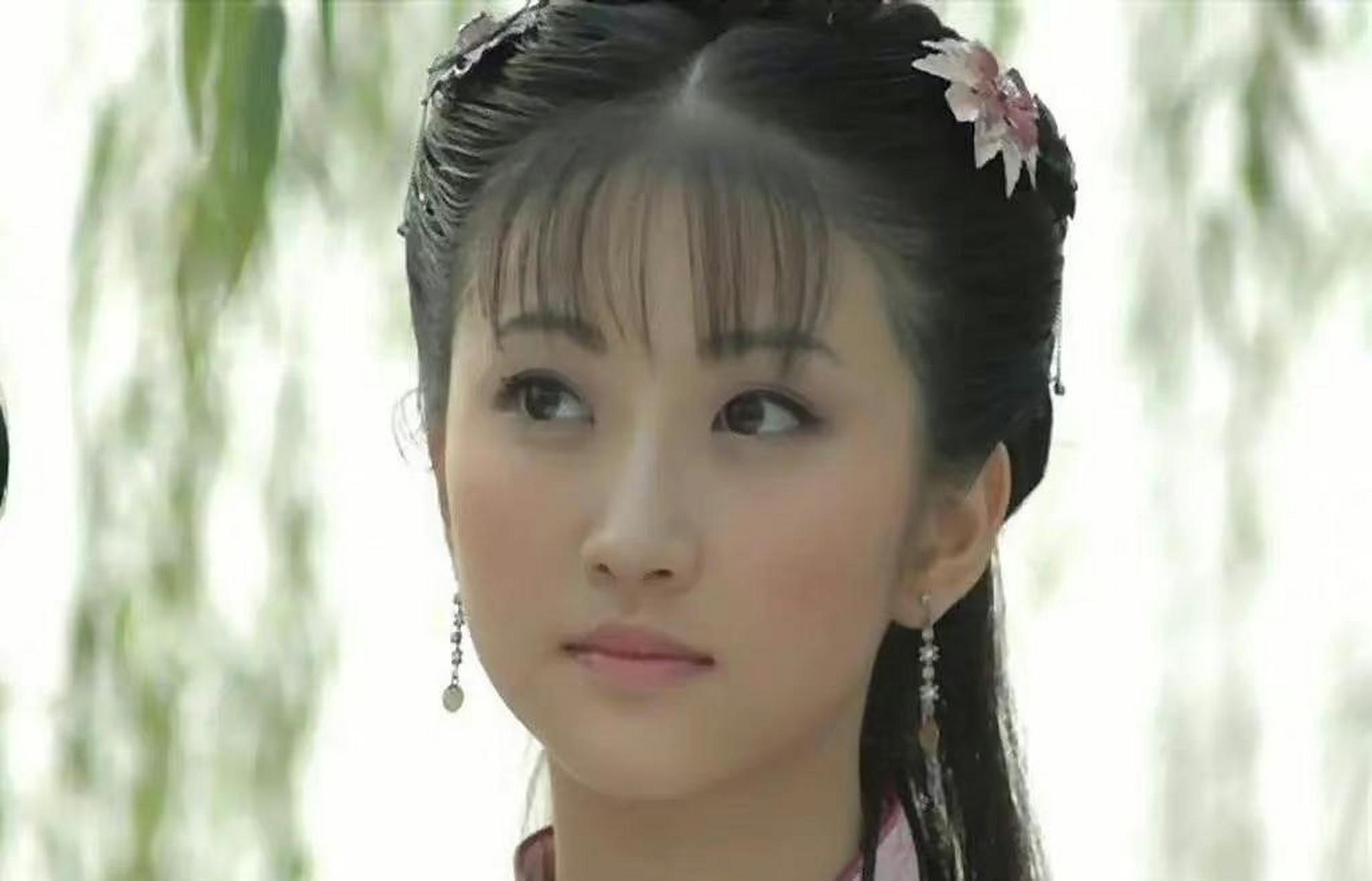 景甜年轻的时候五官十分灵动可爱,没想到长相如此甜美的她,在拥有强大