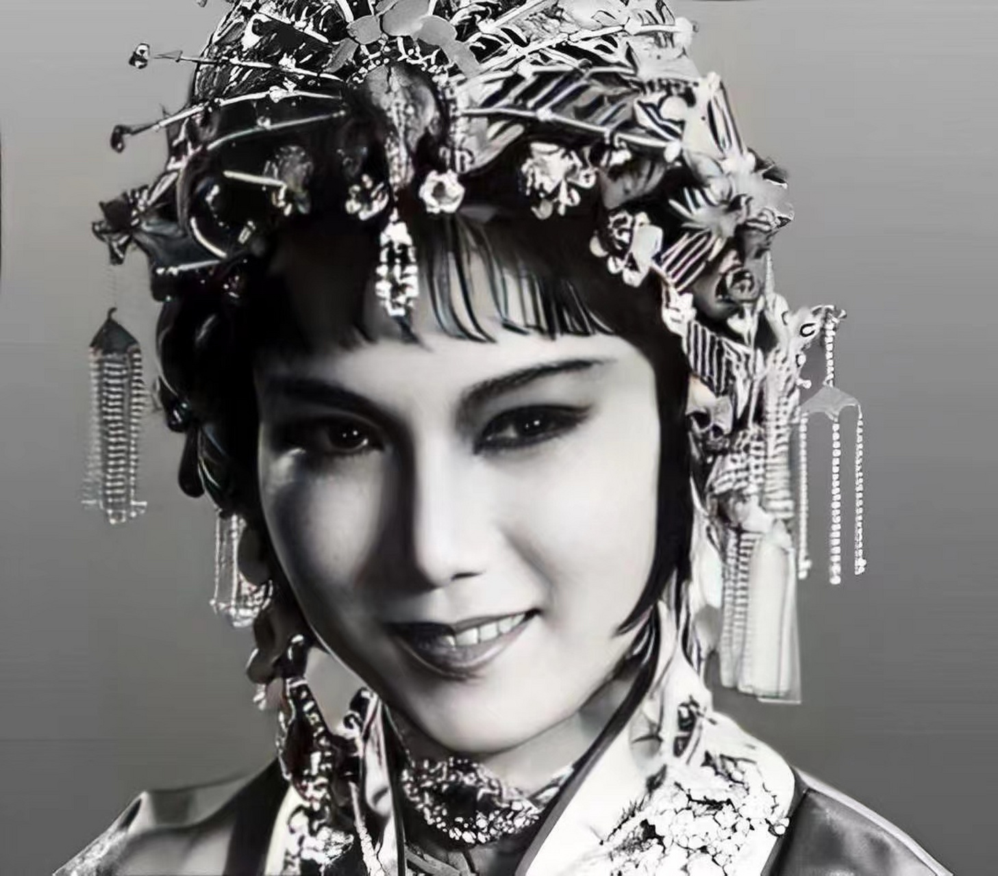 当年,"评剧天后"新凤霞爱上了才华横溢的吴祖光,但他们的朋友并不看好