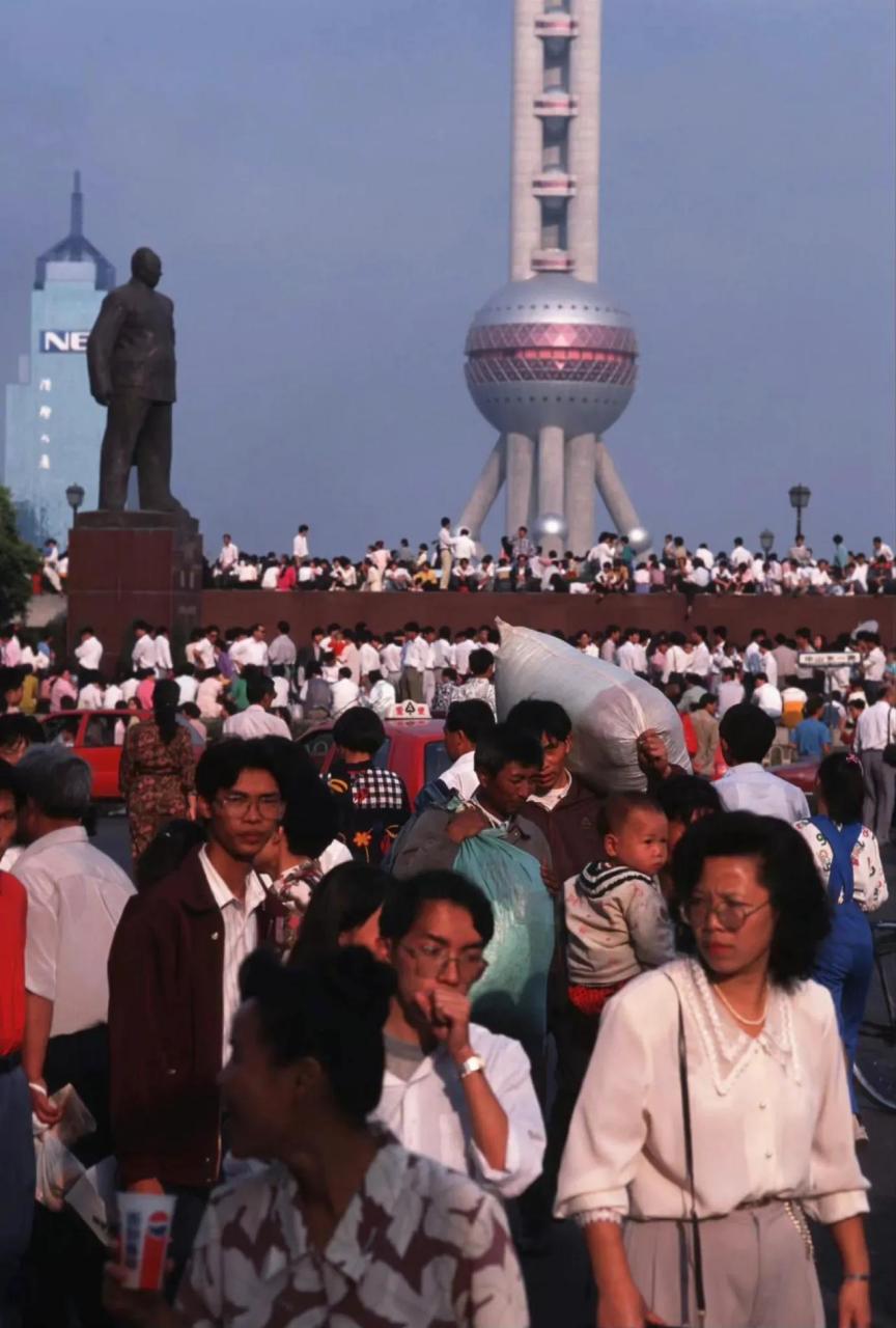 1995年10月1日,上海浦东外滩繁华喧嚣,人群涌动,场面壮观