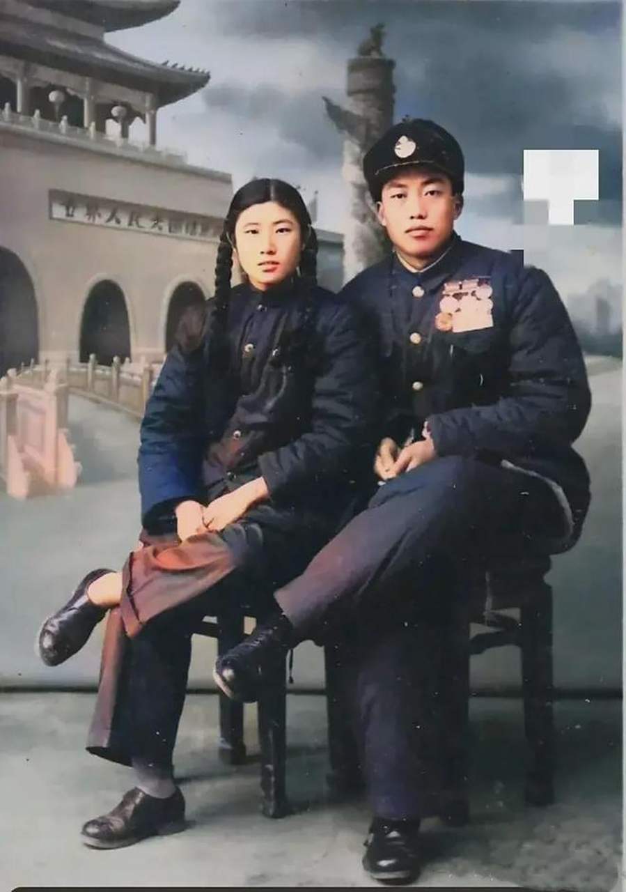 这是一张上世纪50年代的军人夫妻合影.