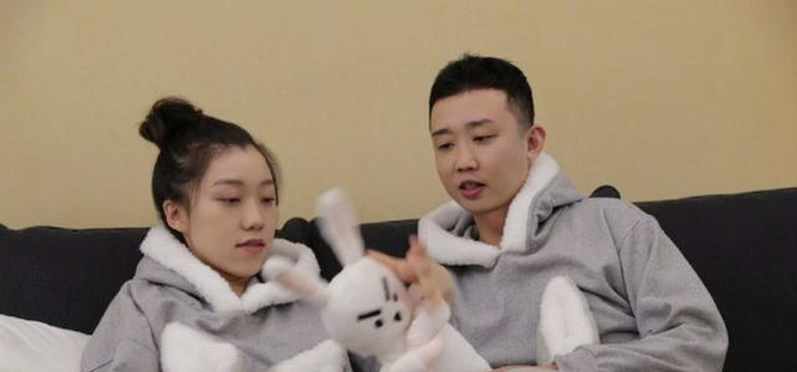 8月19日,一组周延和王斯然的最新剧照曝光,照片中,夫妻俩身穿兔子情侣