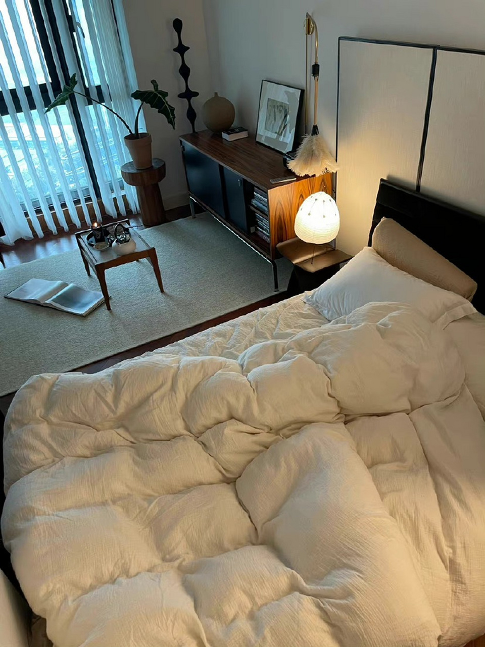 氛围感绝了 这应该是很多人理想中的卧室了吧,玫瑰色的木地板充满着