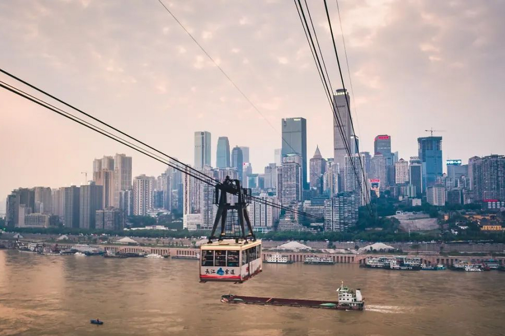 长江索道,它是重庆的标志性交通工具,不仅让游客们想要体验,更是重庆