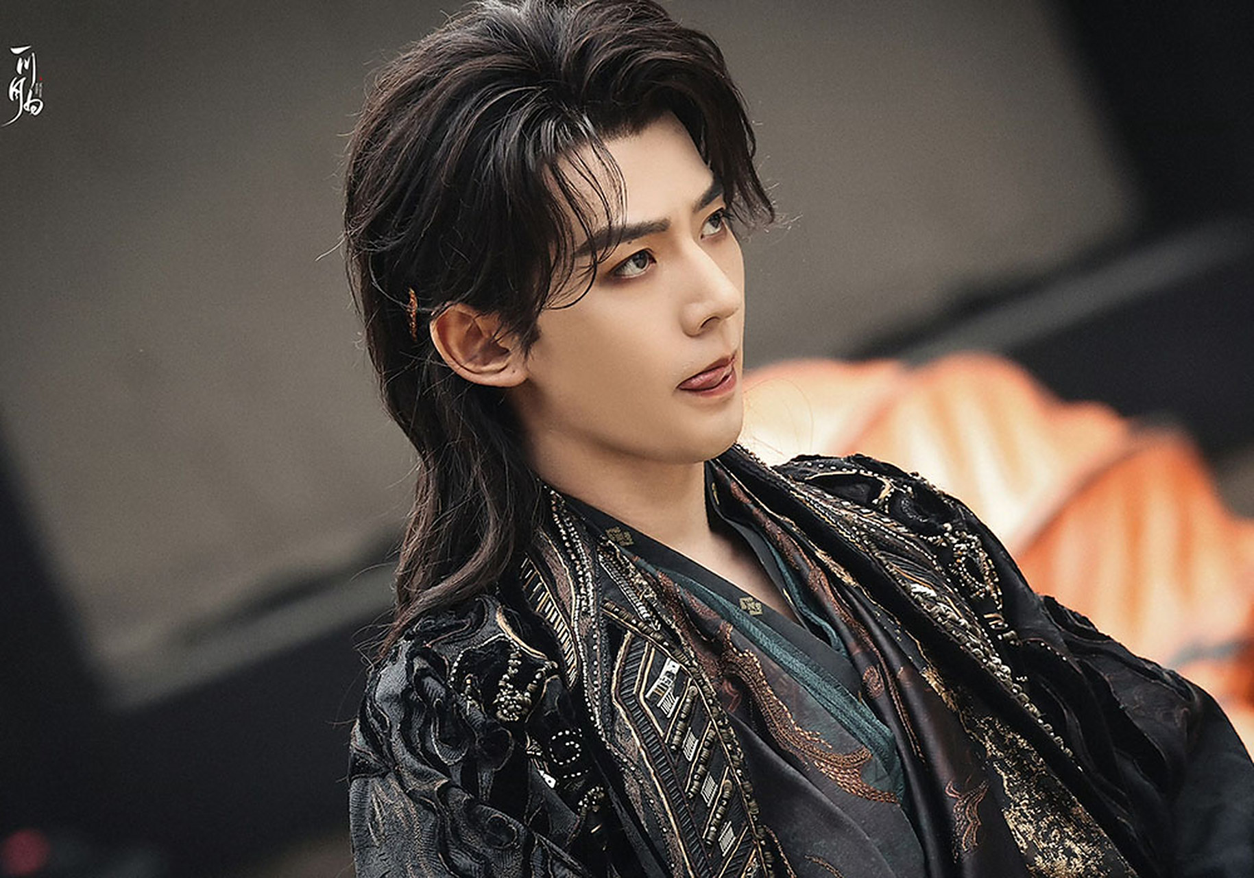 邓为饰演的疯批美人茶朔洵,造型也非常好看啊,可惜是意难平的男二号